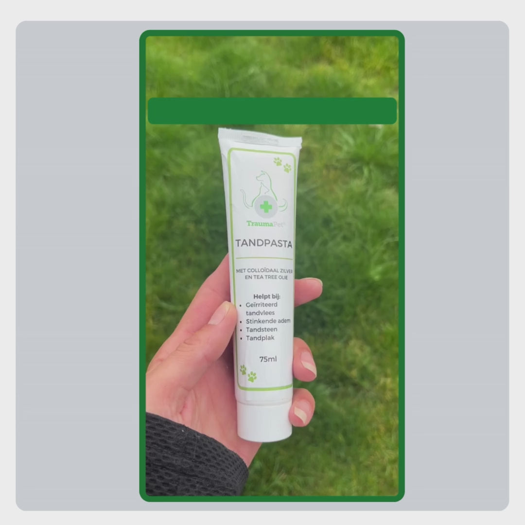 Video met uitleg over het gebruik van TraumaPet Tandpasta: tandpasta aanbrengen op borstel, zachtjes poetsen en herhalen voor optimale mondgezondheid.
