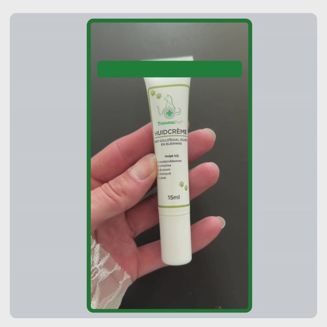 Video met uitleg over het gebruik van TraumaPet huidcreme: dunne laag aanbrengen, zacht inmasseren en meerdere keren per dag herhalen voor optimaal huidherstel.