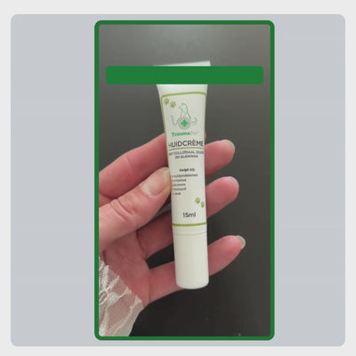 Video met uitleg over het gebruik van TraumaPet huidcreme: dunne laag aanbrengen, zacht inmasseren en meerdere keren per dag herhalen voor optimaal huidherstel.
