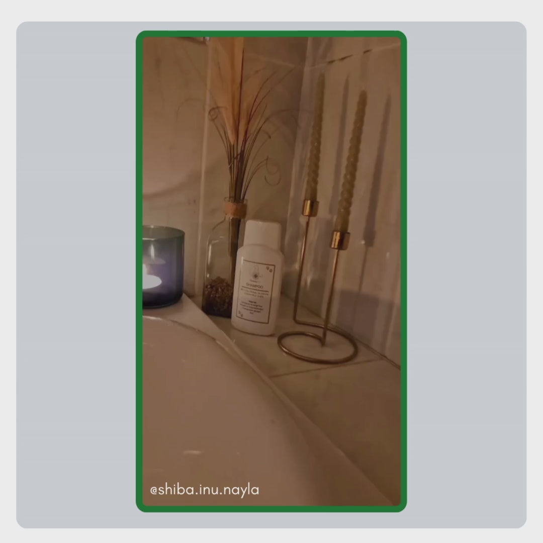 User generated video van @shiba.inu.nayla die laat zien hoe TraumaPet Shampoo wordt gebruikt en zorgt voor een rustige huid en glanzende vacht.