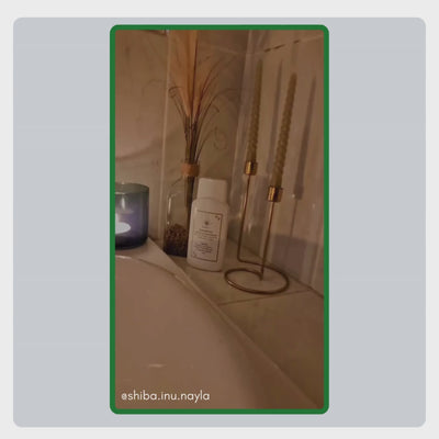 User generated video van @shiba.inu.nayla die laat zien hoe TraumaPet Shampoo wordt gebruikt en zorgt voor een rustige huid en glanzende vacht.