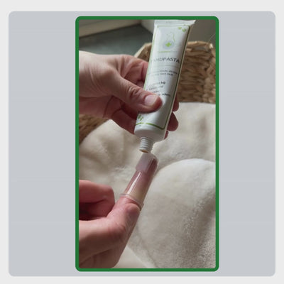 Toepassing van TraumaPet Tandpasta bij een kat, zachte en veilige tandverzorging met colloïdaal zilver voor schone tanden, gezond tandvlees en frisse adem.