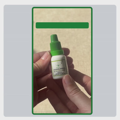 Stapsgewijze video over het gebruik van TraumaPet Oogdruppels, oog reinigen, voorzichtig druppelen en overtollige vloeistof wegvegen.